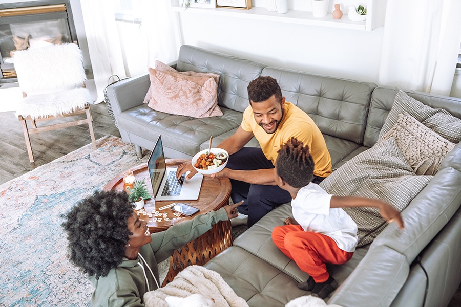 famille noire prenant le petit déjeuner