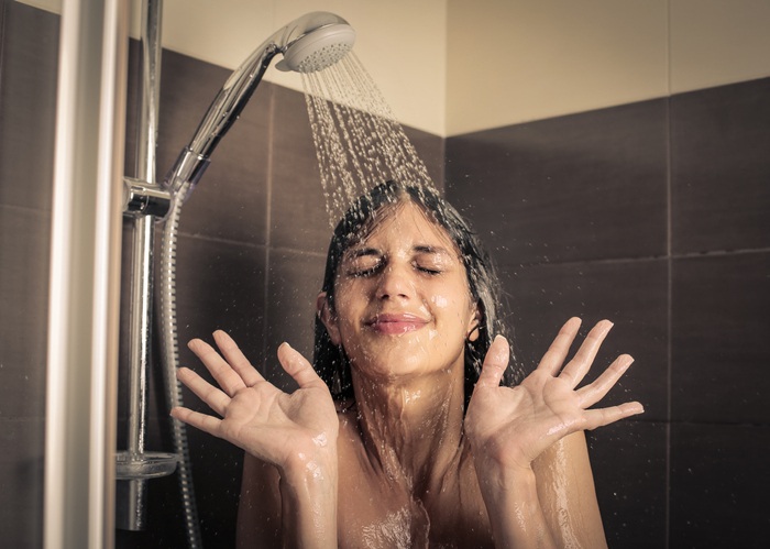 fille brune sous la douche